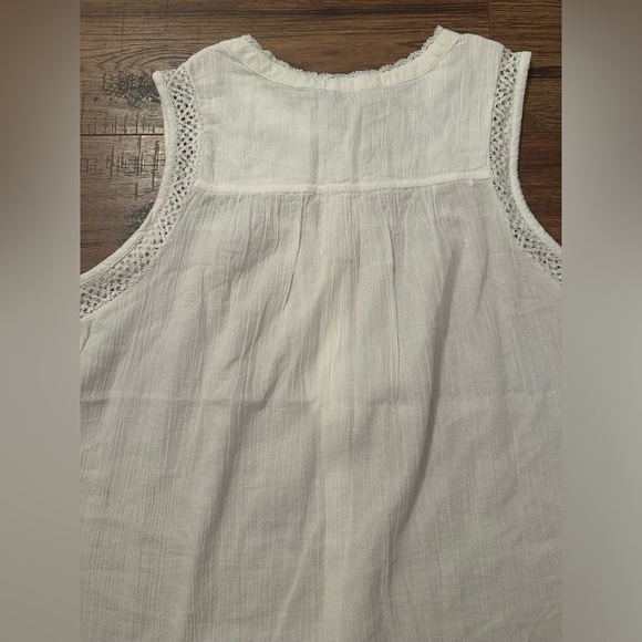 White Sleeveless Top - Picture 4 of 4